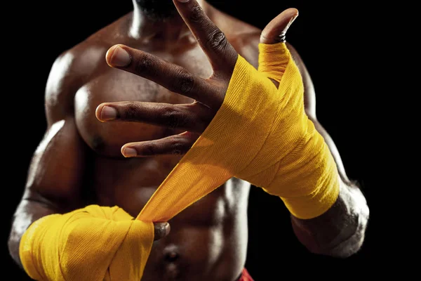 Afro pugile americano sta avvolgendo le mani con benda — Foto Stock