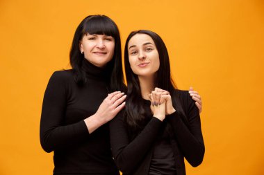 mutlu anne ve kızı portresi
