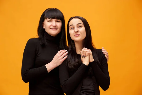 Un retrato de una madre y una hija felices — Foto de Stock