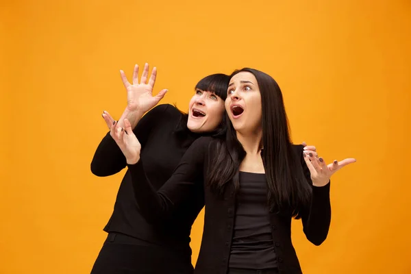 A portrait of a scared mother and daughter — Stock Photo, Image