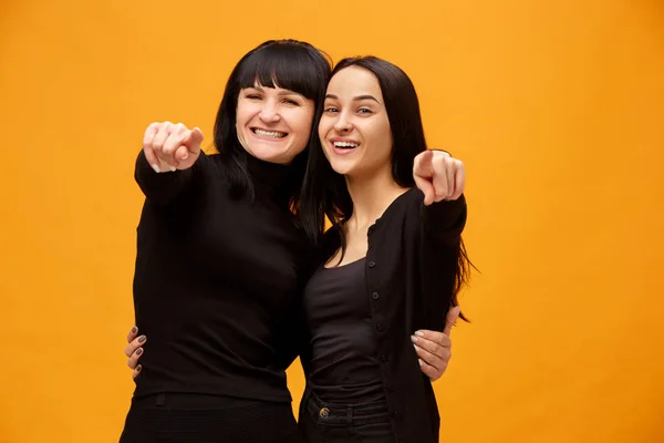 Un retrato de una madre y una hija felices — Foto de Stock