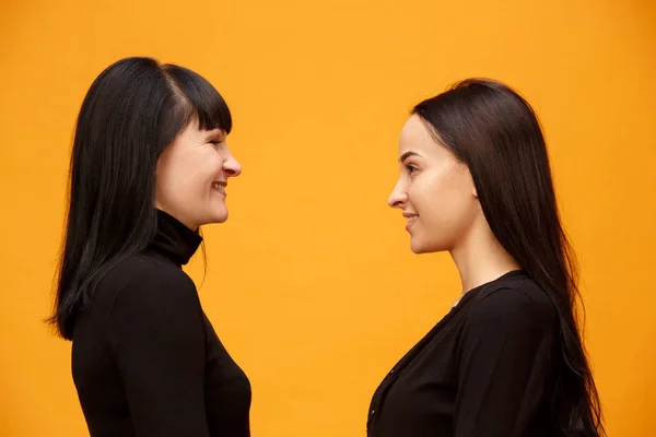 A portrait of a happy mother and daughter — Stock Photo, Image