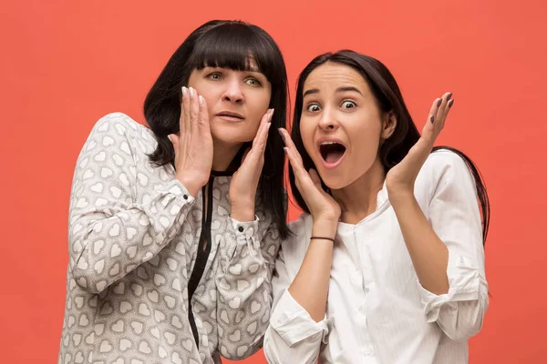 Un retrato de una madre y una hija sorprendidas — Foto de Stock