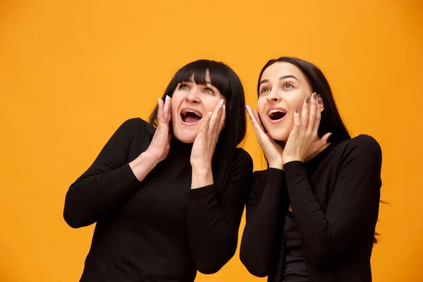 A portrait of a surprised mother and daughter — Stock Photo, Image
