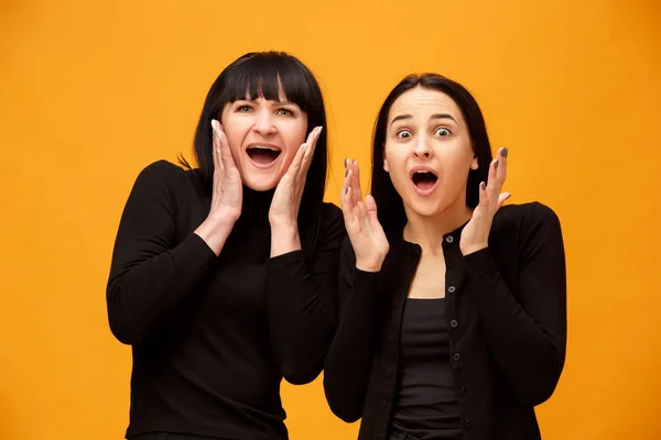 Un retrato de una madre y una hija sorprendidas — Foto de Stock