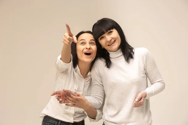 A portrait of a happy mother and daughter — Stock Photo, Image