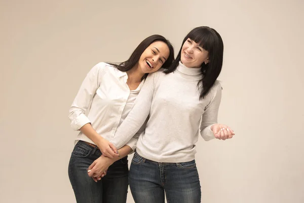 Un retrato de una madre y una hija felices — Foto de Stock