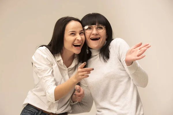 Un retrato de una madre y una hija felices — Foto de Stock