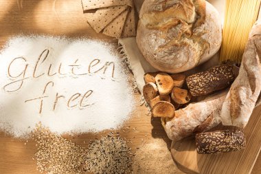 Gluten free gıda. Çeşitli makarna, ekmek ve üst görünümden ahşap arka plan snacks