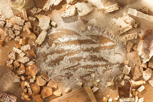 Cibo senza glutine. Pasta, pane e snack vari su fondo di legno vista dall'alto — Foto Stock