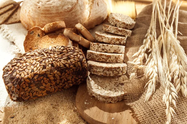 Nourriture sans gluten. Pâtes diverses, pain et collations sur fond en bois vue de dessus — Photo