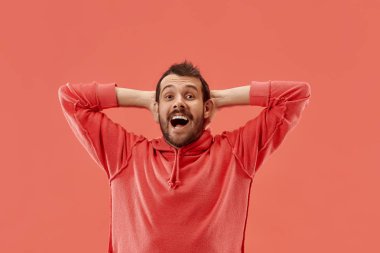 Kazanan başarı adam mutlu kendinden geçmiş bir kazanan olmak kutluyor. Dinamik enerjik görüntü erkek modeli