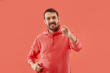 Mutlu iş adamı sen üzerine gelin ve istediğiniz, yarı uzunluk portre portre mercan arka plan üzerinde.