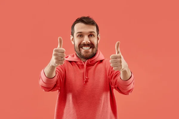 El hombre de negocios feliz de pie y sonriendo contra el fondo de coral . —  Fotos de Stock