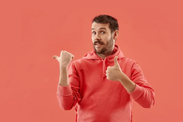 De jonge, aantrekkelijke man op zoek verrast geïsoleerd op koraal — Stockfoto