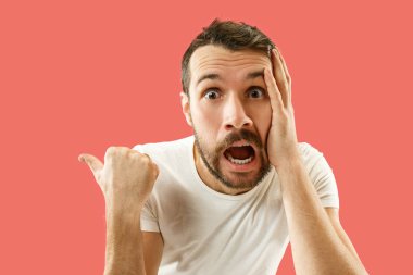 Şaşırmış görünen çekici adam mercan üzerinde izole genç