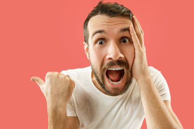 Şaşırmış görünen çekici adam mercan üzerinde izole genç