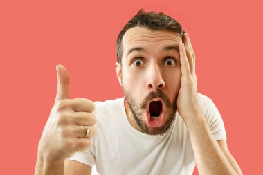 Şaşırmış görünen çekici adam mercan üzerinde izole genç