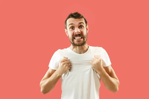 Hermoso hombre mirando sorprendido y desconcertado aislado en coral —  Fotos de Stock