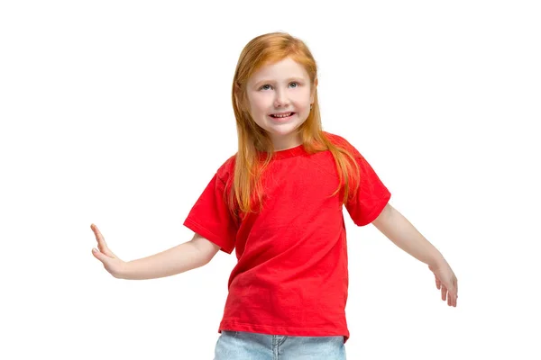 Retrato de longitud completa de lindo niño pequeño en ropa vaqueros con estilo mirando a la cámara y sonriendo —  Fotos de Stock