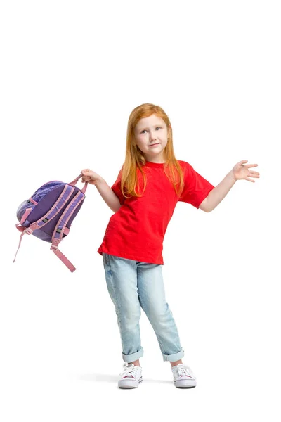 Retrato de longitud completa de lindo niño pequeño en ropa vaqueros con estilo mirando a la cámara y sonriendo — Foto de Stock