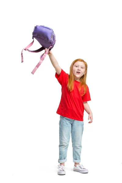 Portrait complet de mignon petit enfant en jeans élégants vêtements regardant la caméra et souriant — Photo