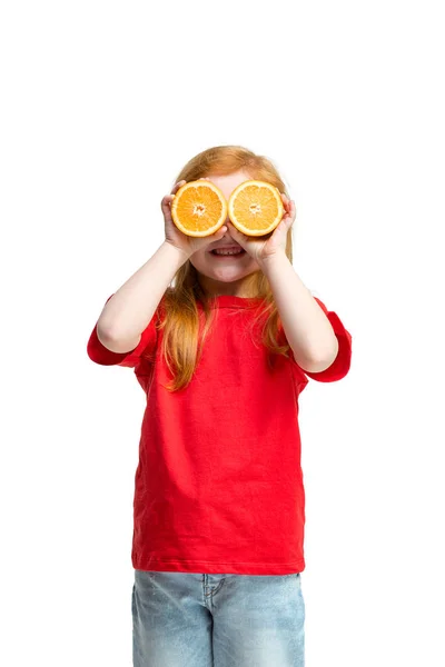 Retrato de comprimento total de criança bonito em roupas de jeans elegantes com laranja — Fotografia de Stock
