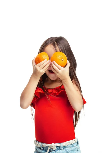 Retrato de longitud completa de niño lindo en ropa vaqueros con estilo con naranja — Foto de Stock