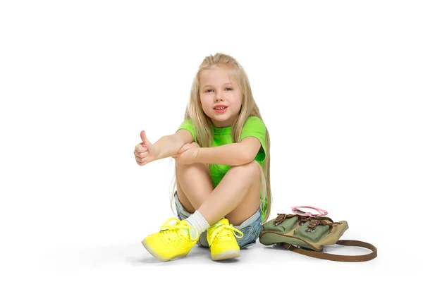 Portrait complet de mignon petit enfant en jeans élégants vêtements regardant la caméra et souriant — Photo