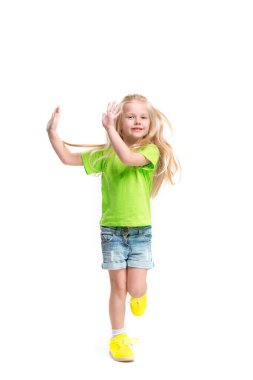 Kameraya bakarak ve gülümseyen şık kot elbise sevimli küçük çocuk portresi tam uzunlukta