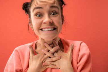 Güzel kadın sürpriz olarak izole mercan arıyor