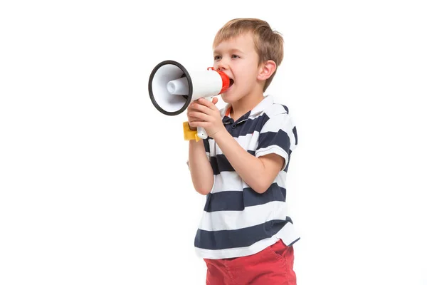 Pequeno menino bonito menino segurando na mão e falando em megafone cinza eletrônico — Fotografia de Stock