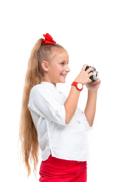 Портрет милого маленького хлопчика в стильному одязі з ретро камерою — стокове фото