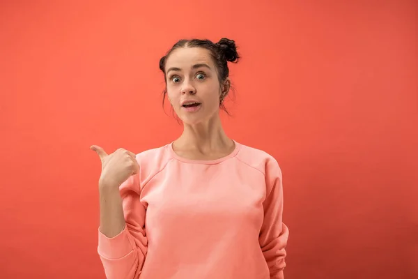 Hermosa mujer mirando sorprendido aislado en coral —  Fotos de Stock