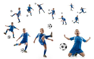 Uçan tekme yaparken futbol topu ile genç çocuk