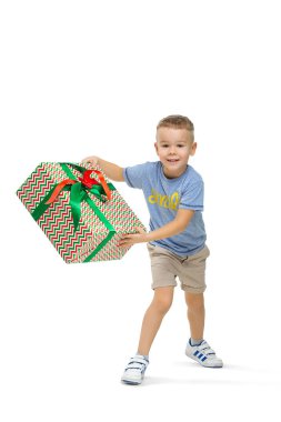 Kameraya bakarak ve gülümseyen şık giysiler içinde şirin küçük çocuk portresi tam uzunlukta