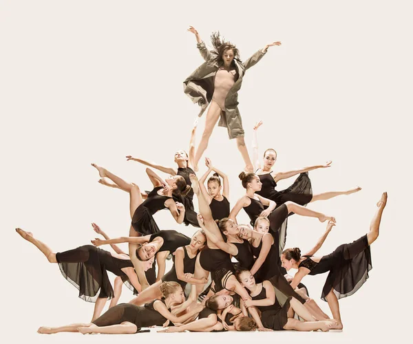 Η ομάδα του σύγχρονου μπαλέτου χορευτές — Φωτογραφία Αρχείου