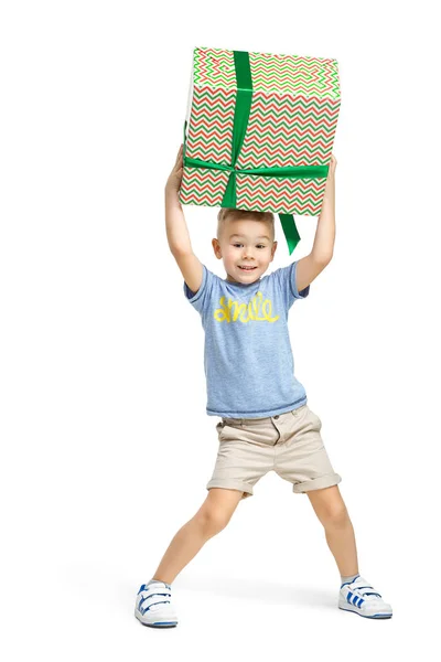 Retrato de cuerpo entero de lindo niño con ropa elegante mirando a la cámara y sonriendo —  Fotos de Stock