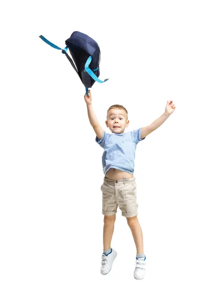 Retrato de longitud completa de lindo niño en ropa elegante saltando con bolsa —  Fotos de Stock