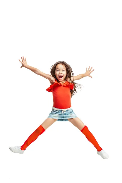 Schattig klein meisje-stap-springen. studio opname. witte achtergrond — Stockfoto