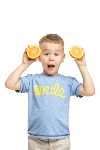 Retrato de comprimento total de criança bonito em roupas elegantes com laranja — Fotografia de Stock
