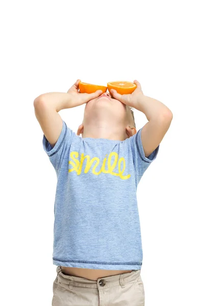 Retrato de longitud completa de niño lindo en ropa elegante con naranja — Foto de Stock