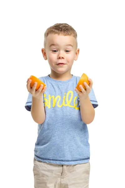 Retrato de comprimento total de criança bonito em roupas elegantes com laranja — Fotografia de Stock