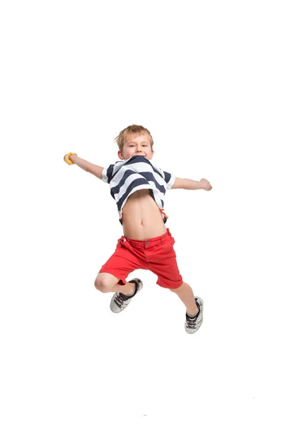 Adorable niño saltando y levanta las manos . —  Fotos de Stock