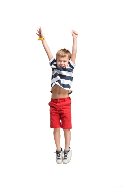 Bedårande pojke hoppning och höjer händerna upp. — Stockfoto