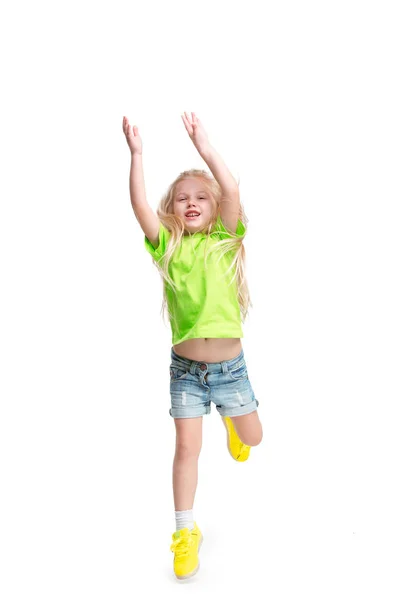 Roztomilá holčička skok. Studio záběr. bílé pozadí — Stock fotografie