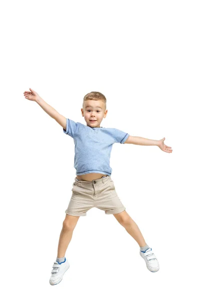 Entzückender Junge springt und hebt die Hände. — Stockfoto