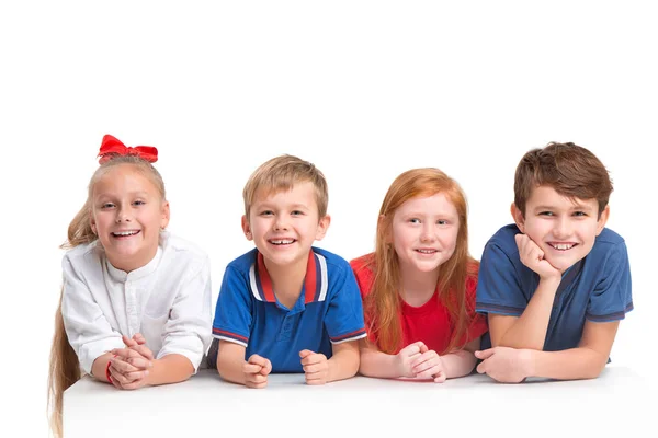 Ganzkörperporträt von niedlichen kleinen Kindern in stylischer Kleidung, die in die Kamera schauen und lächeln — Stockfoto