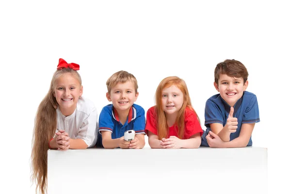 Ganzkörperporträt von niedlichen kleinen Kindern in stylischer Kleidung, die in die Kamera schauen und lächeln — Stockfoto