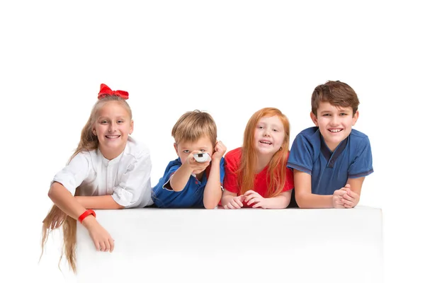 Ritratto a figura intera di bambini carini in abiti eleganti guardando la fotocamera e sorridendo — Foto Stock